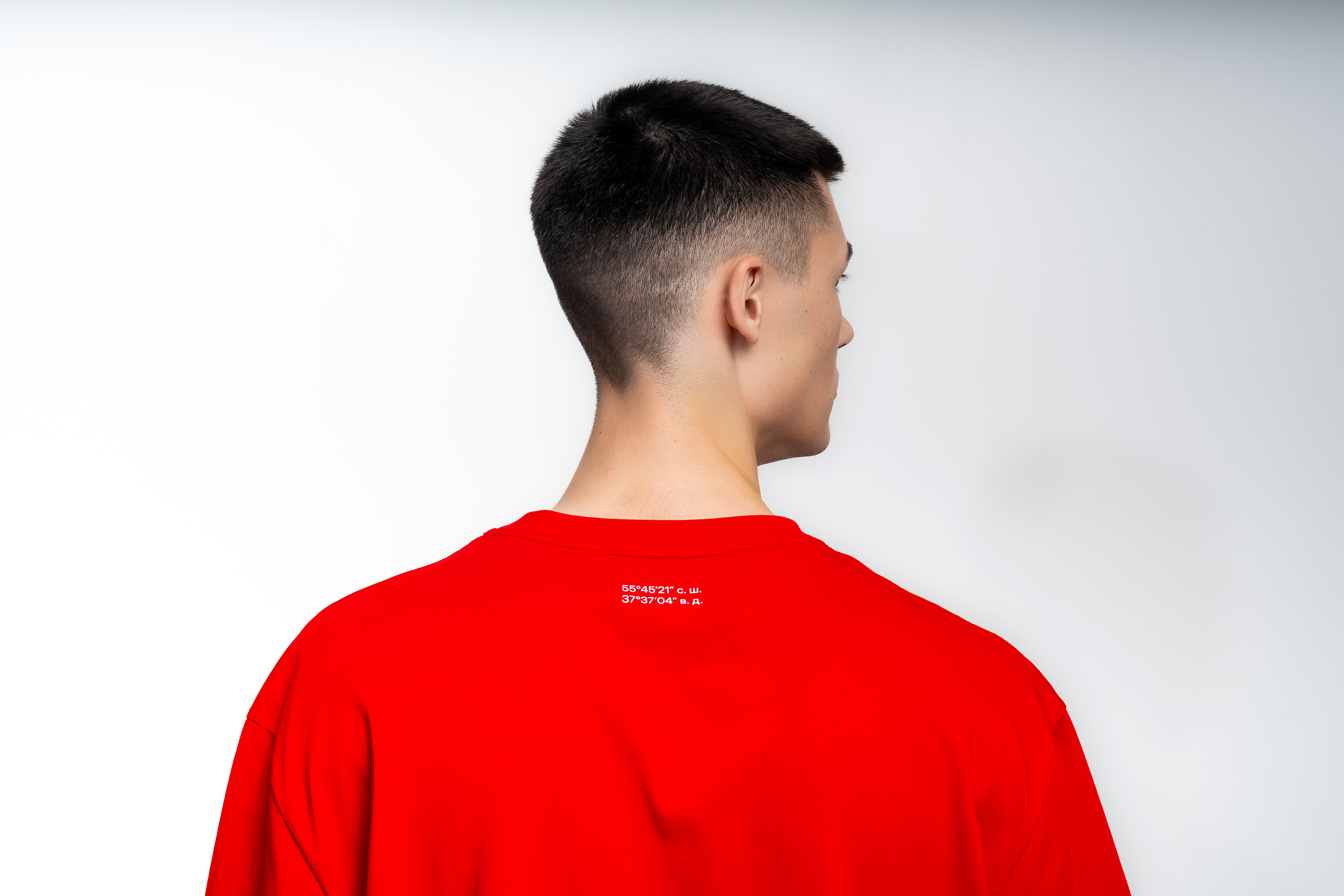 Красная футболка с объемным логотипом - Изображение 9