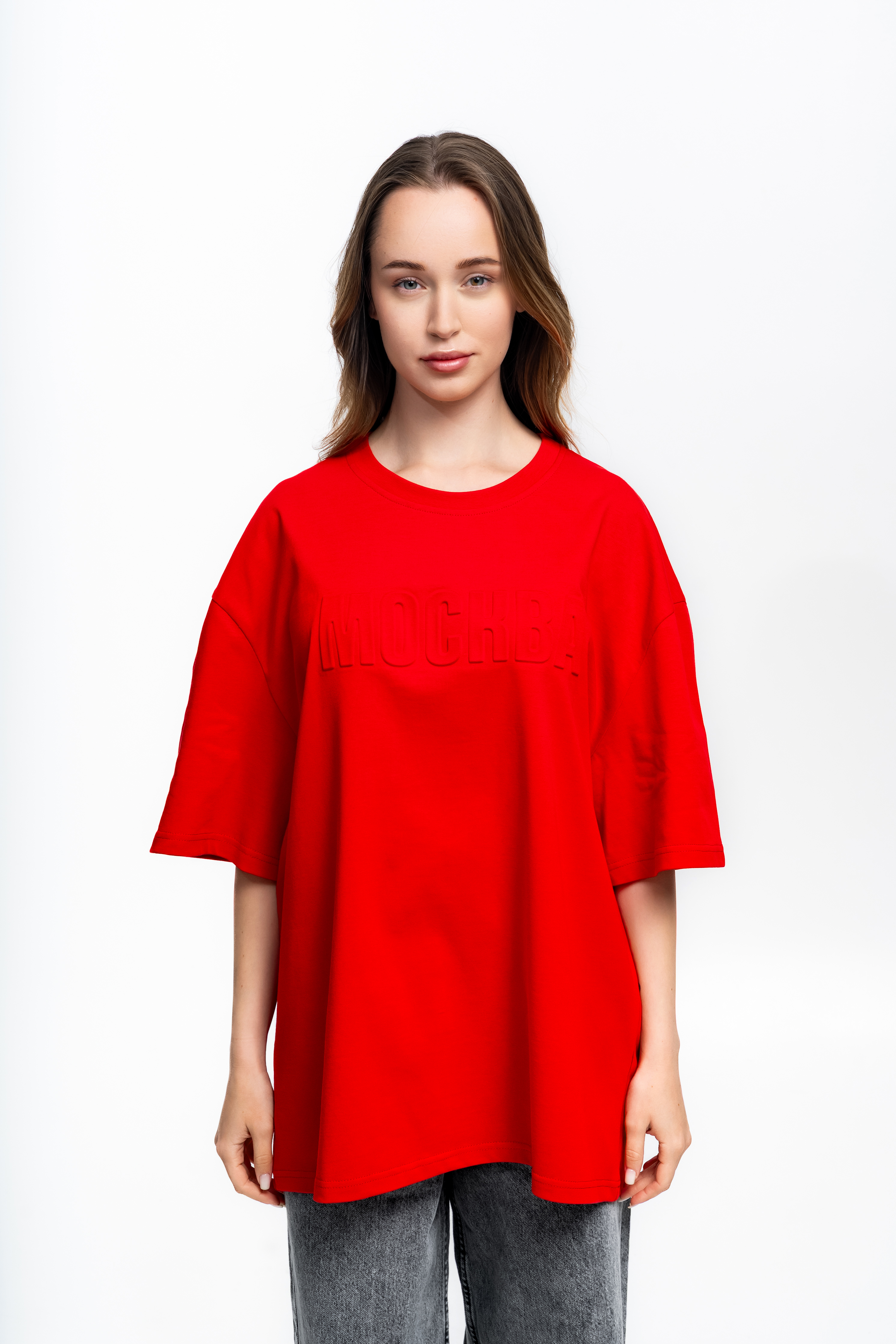 Красная футболка с объемным логотипом - Изображение 2
