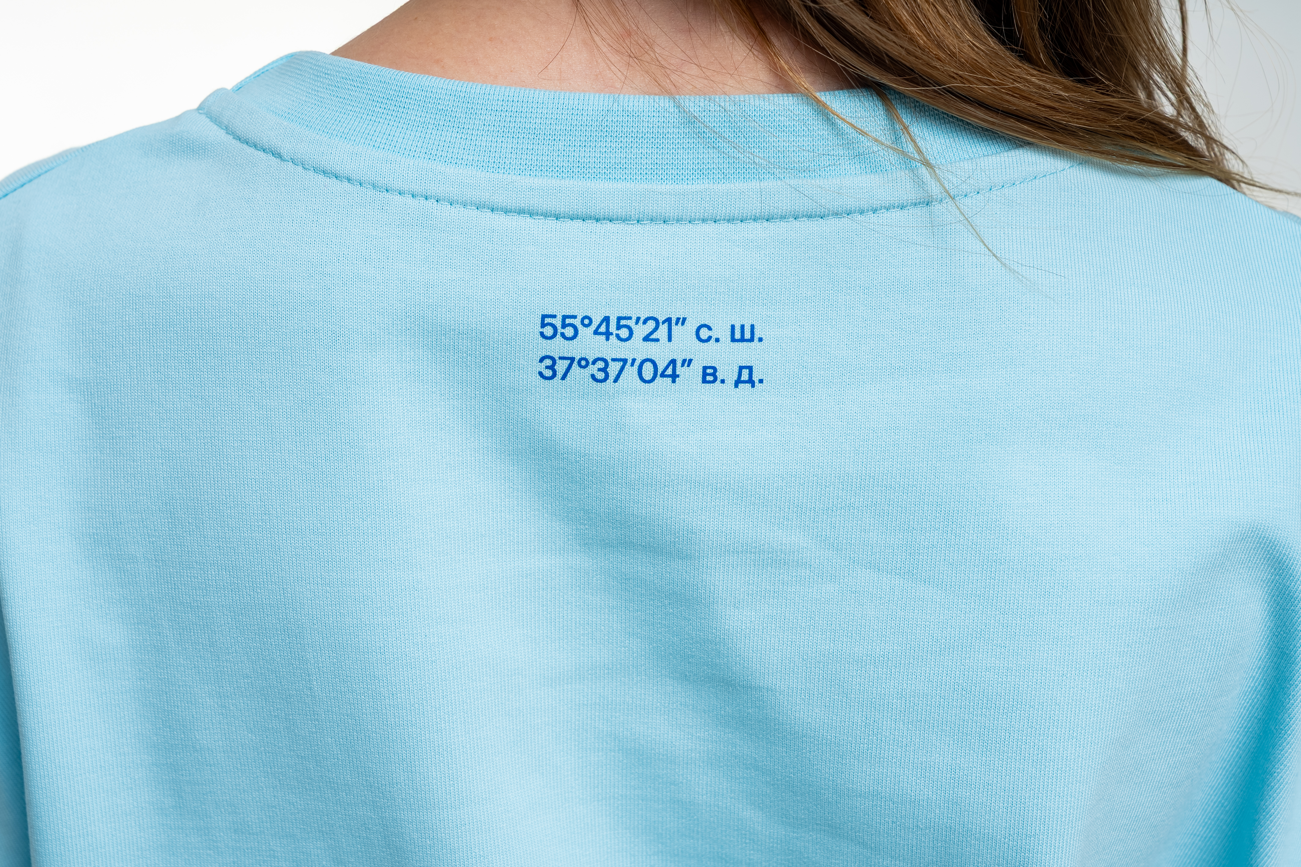 Голубая футболка с объемным логотипом - Изображение 4
