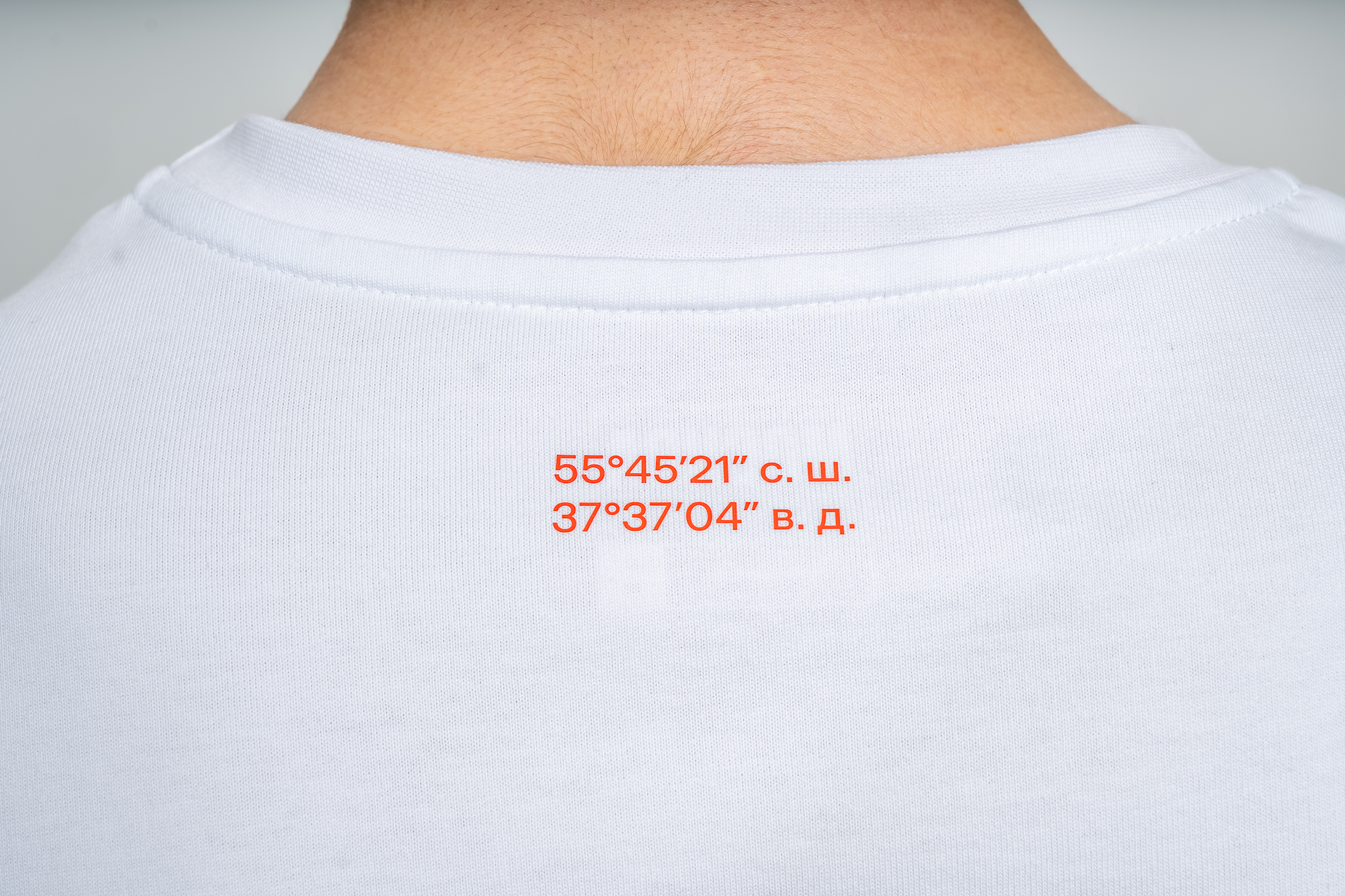 Белая футболка с красным логотипом - Изображение 7