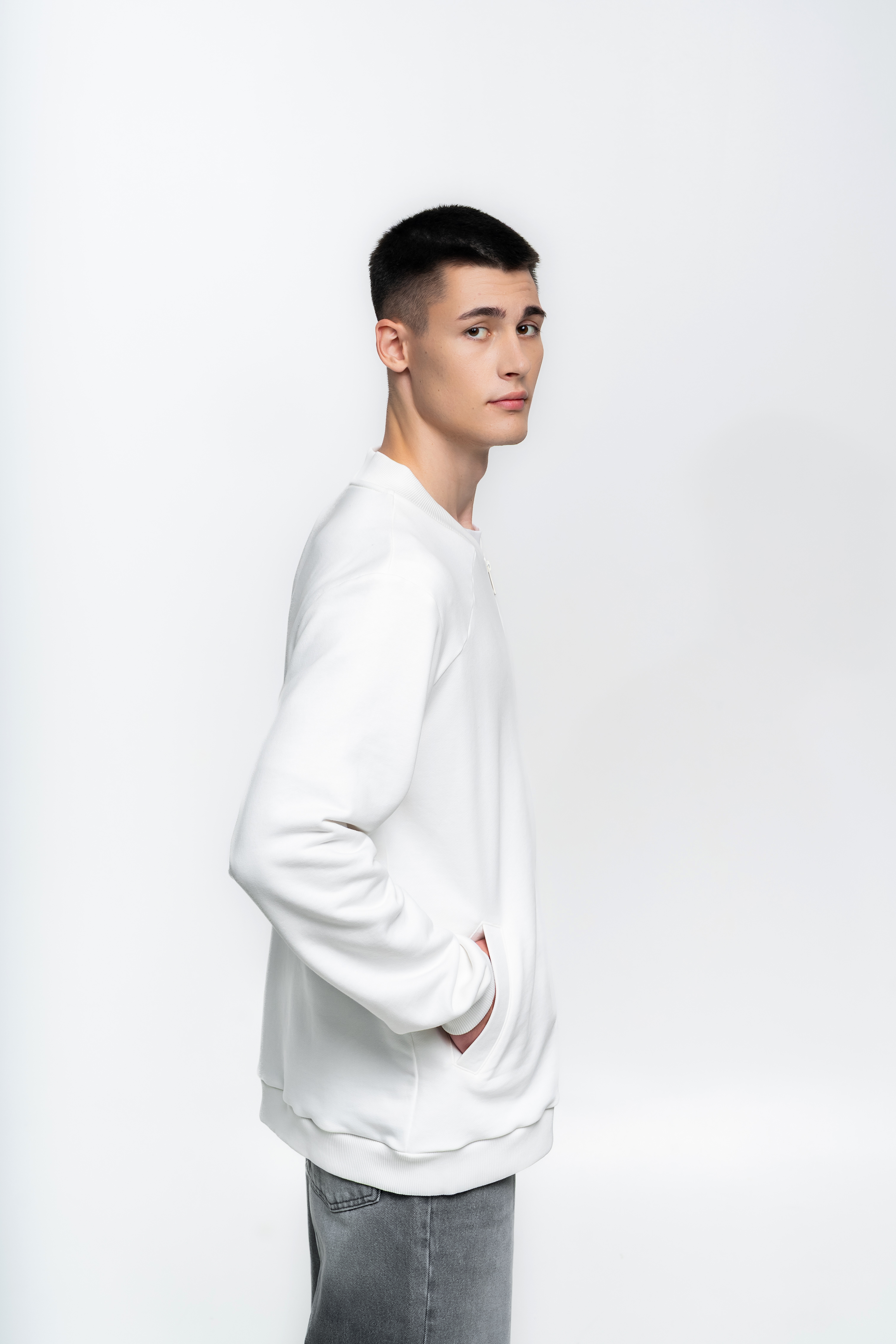 Белая толстовка на молнии без капюшона - Изображение 3