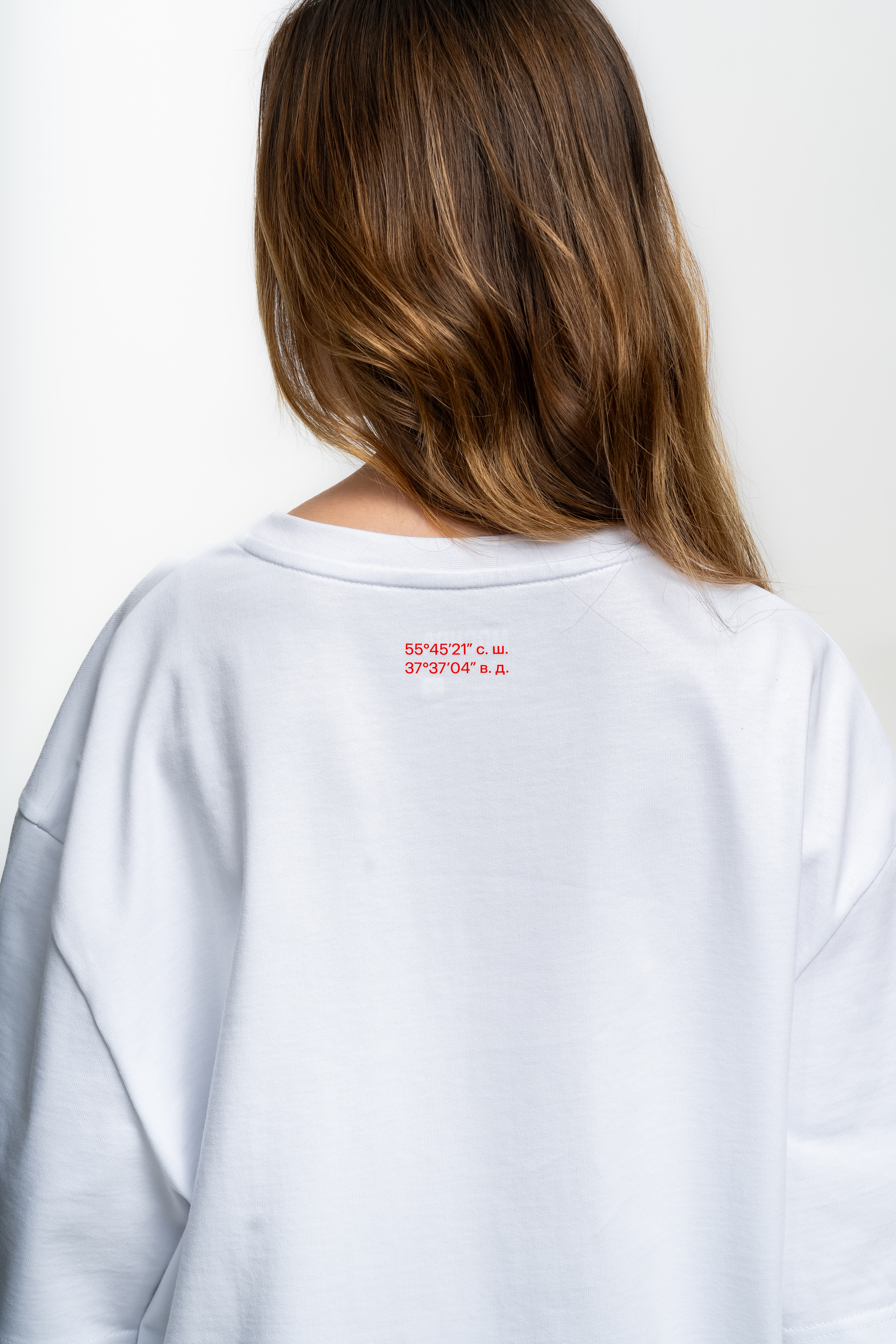 Белая футболка с красным логотипом - Изображение 13