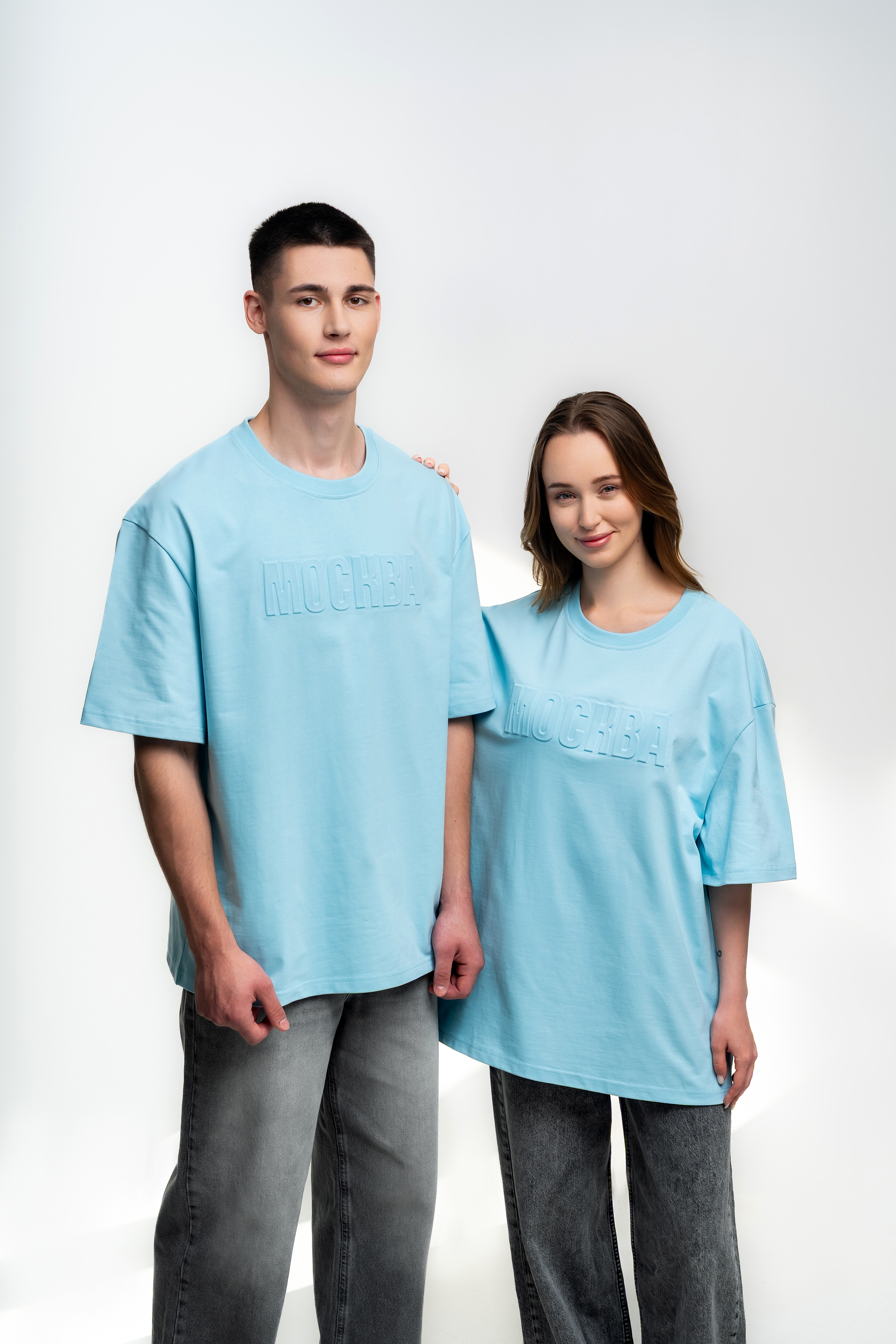 Голубая футболка с объемным логотипом