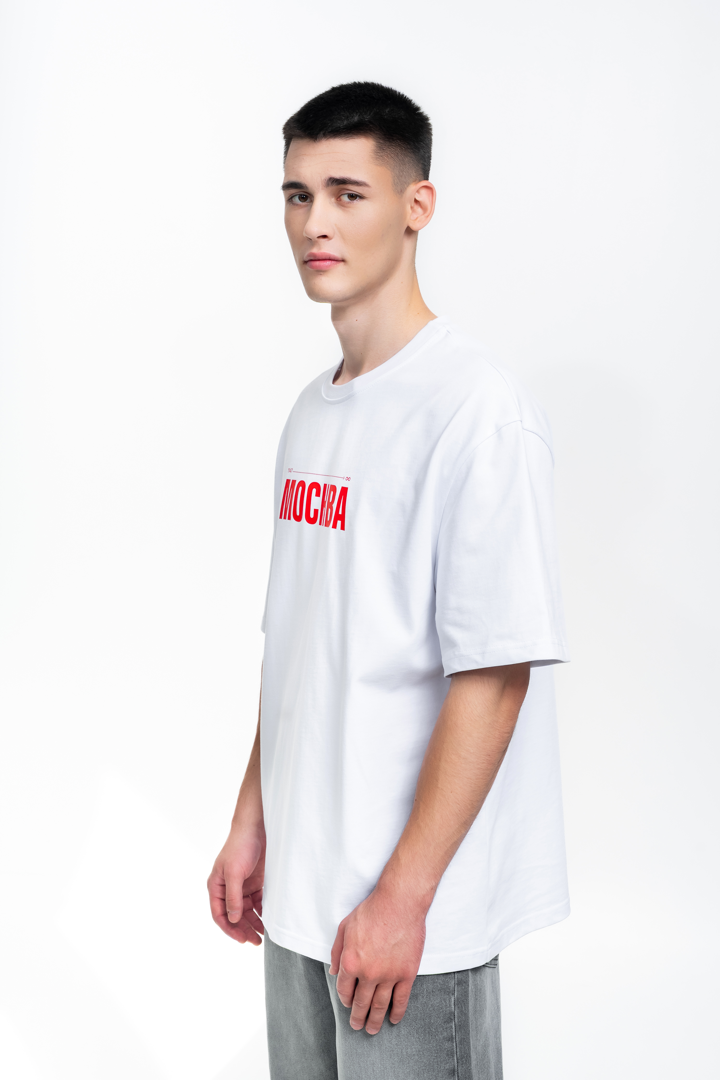 Белая футболка с красным логотипом - Изображение 5