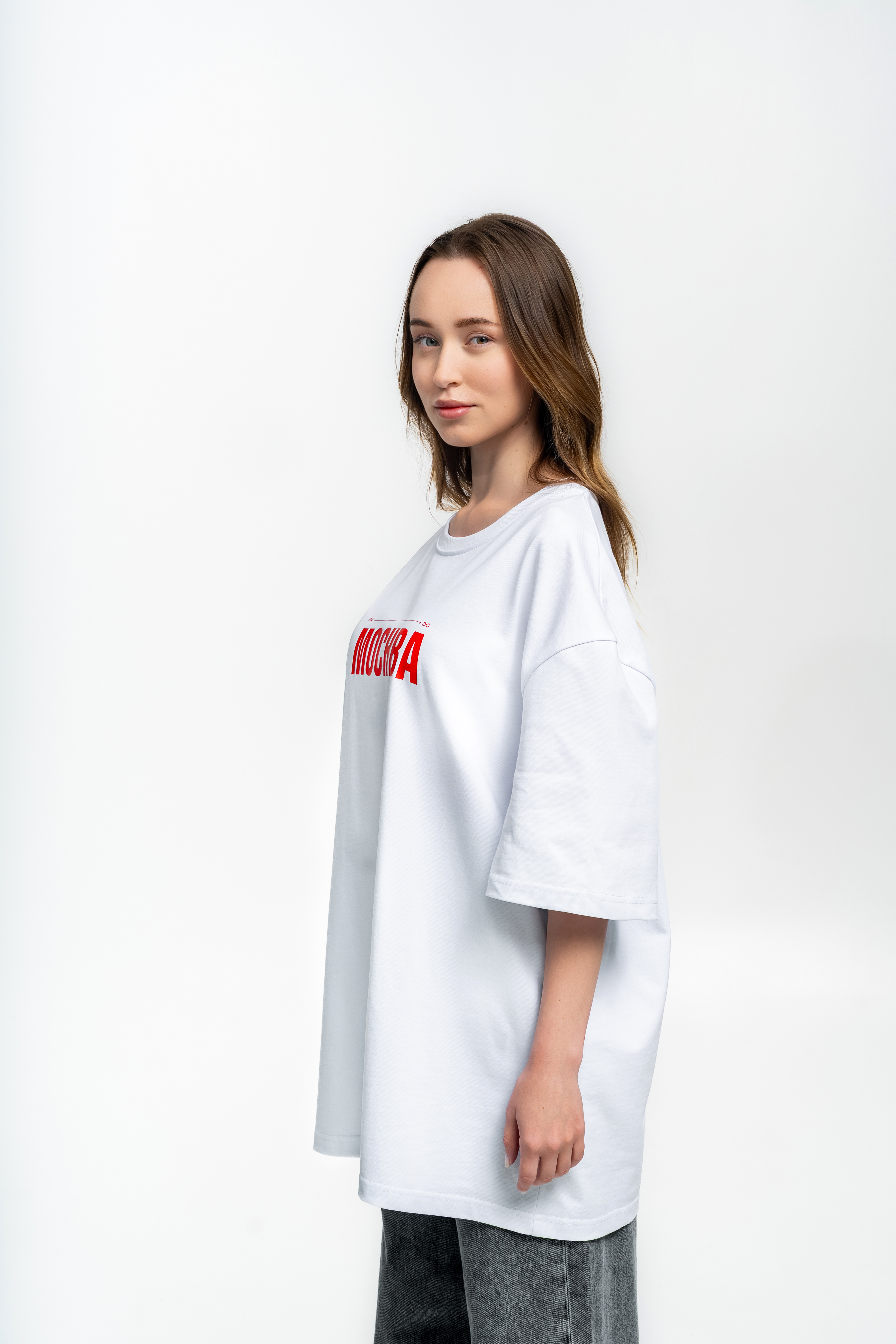 Белая футболка с красным логотипом - Изображение 12