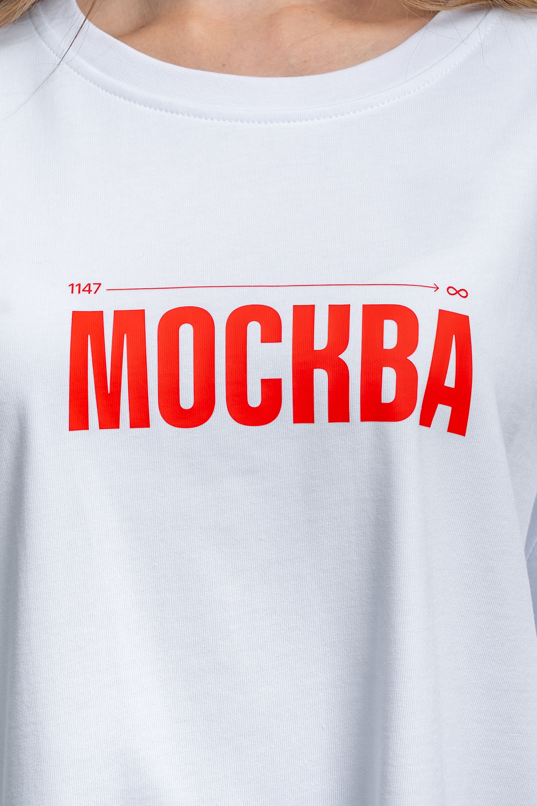 Белая футболка с красным логотипом - Изображение 11