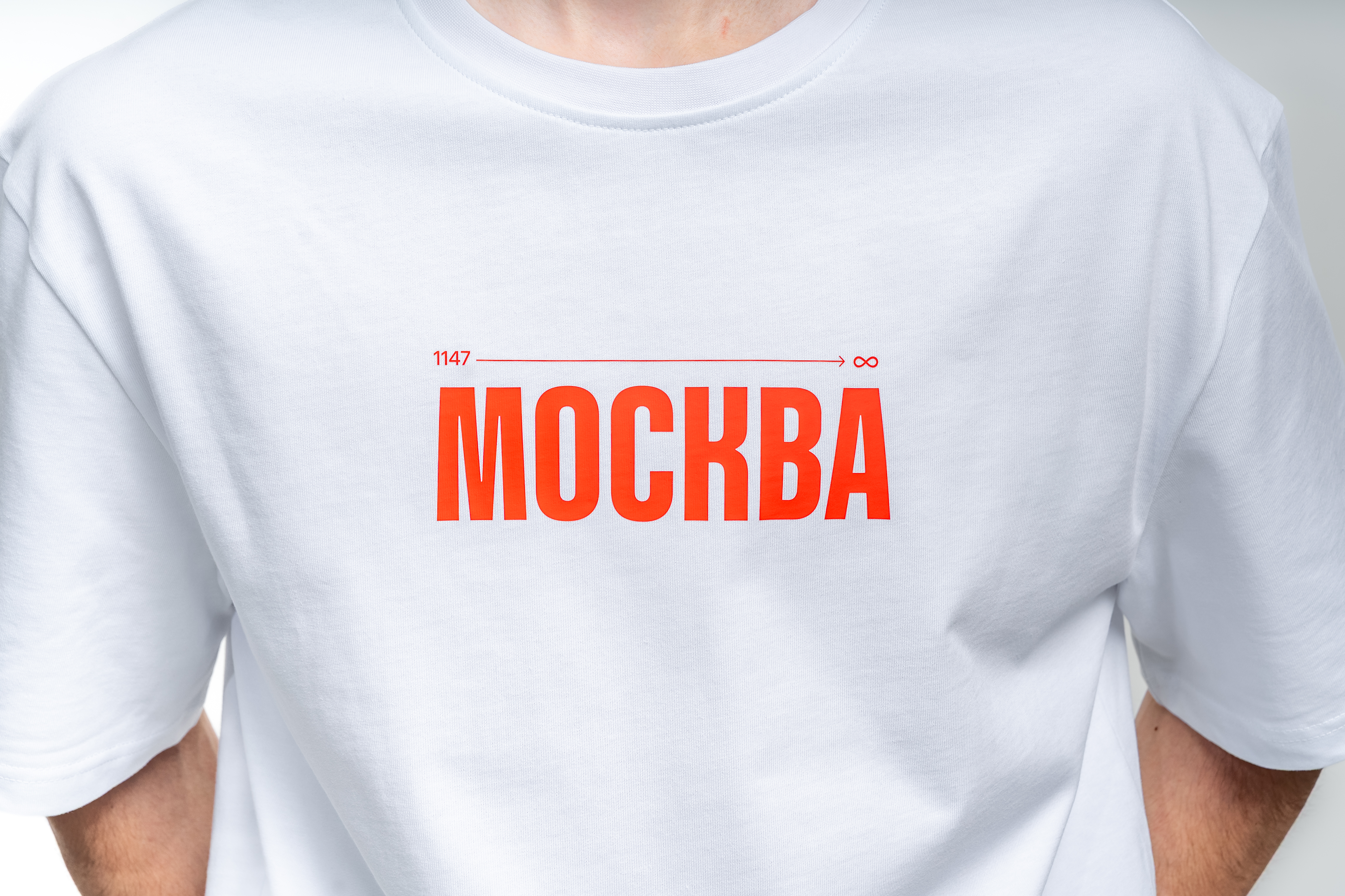 Белая футболка с красным логотипом - Изображение 3