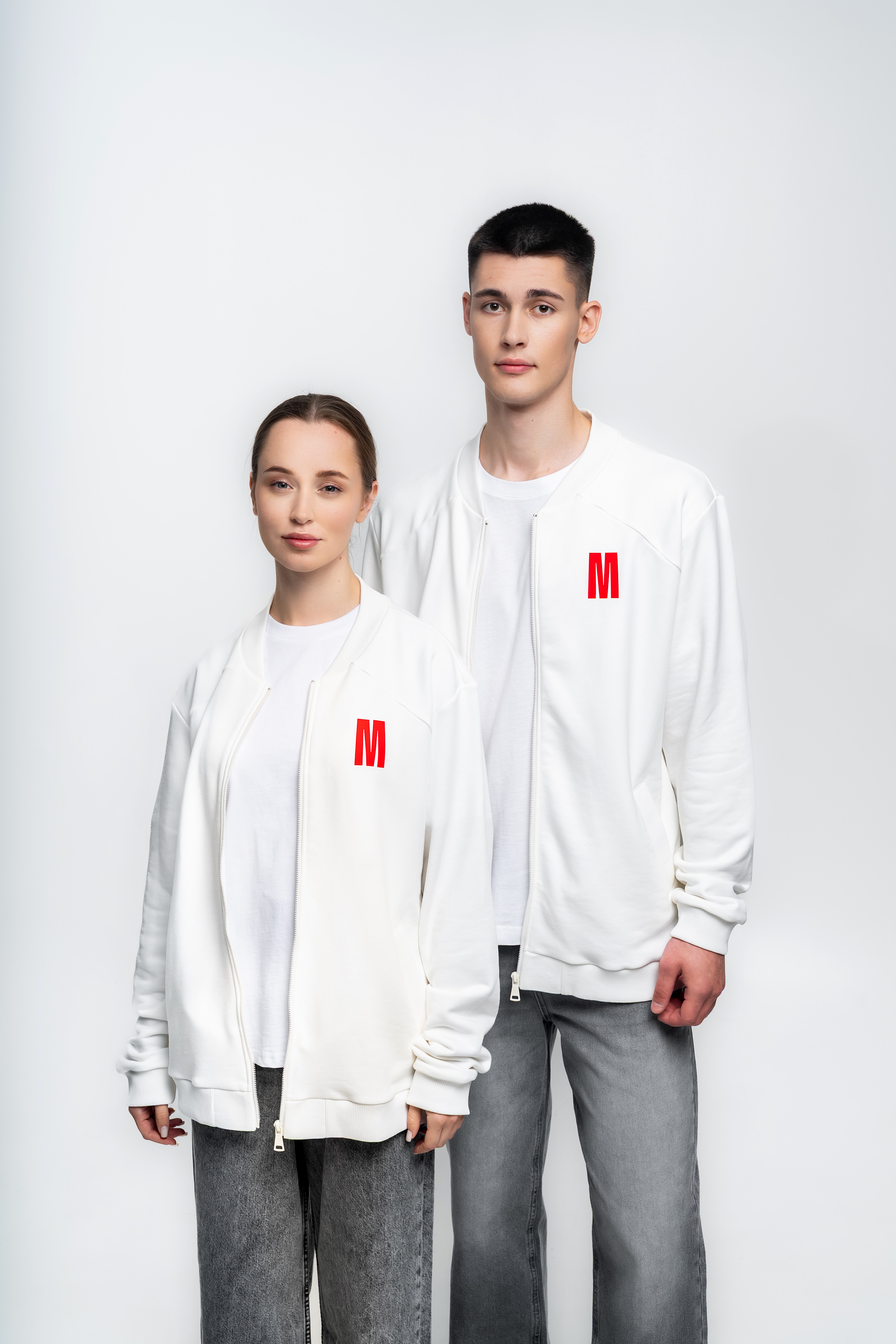 Белая толстовка на молнии без капюшона