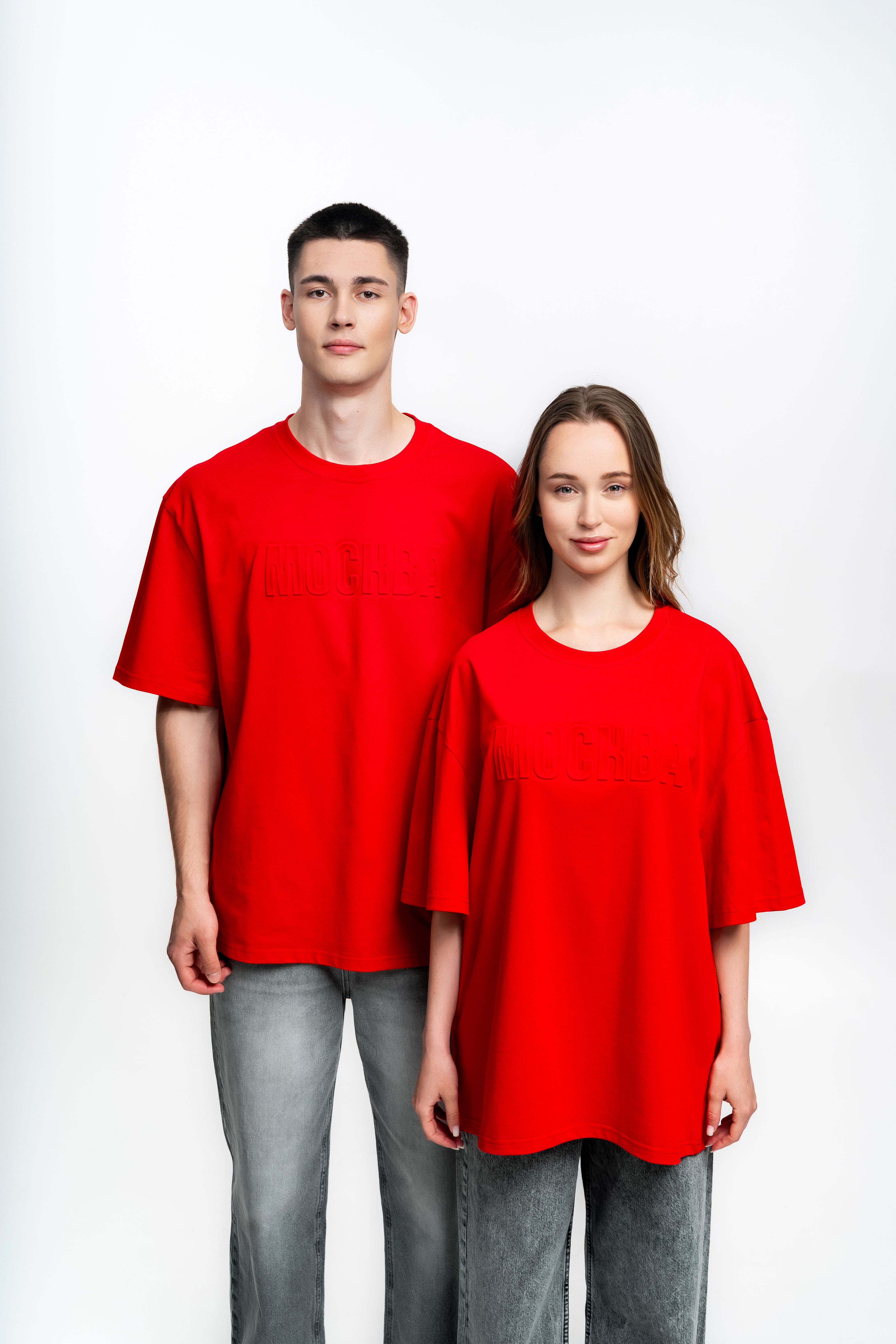 Красная футболка с объемным логотипом