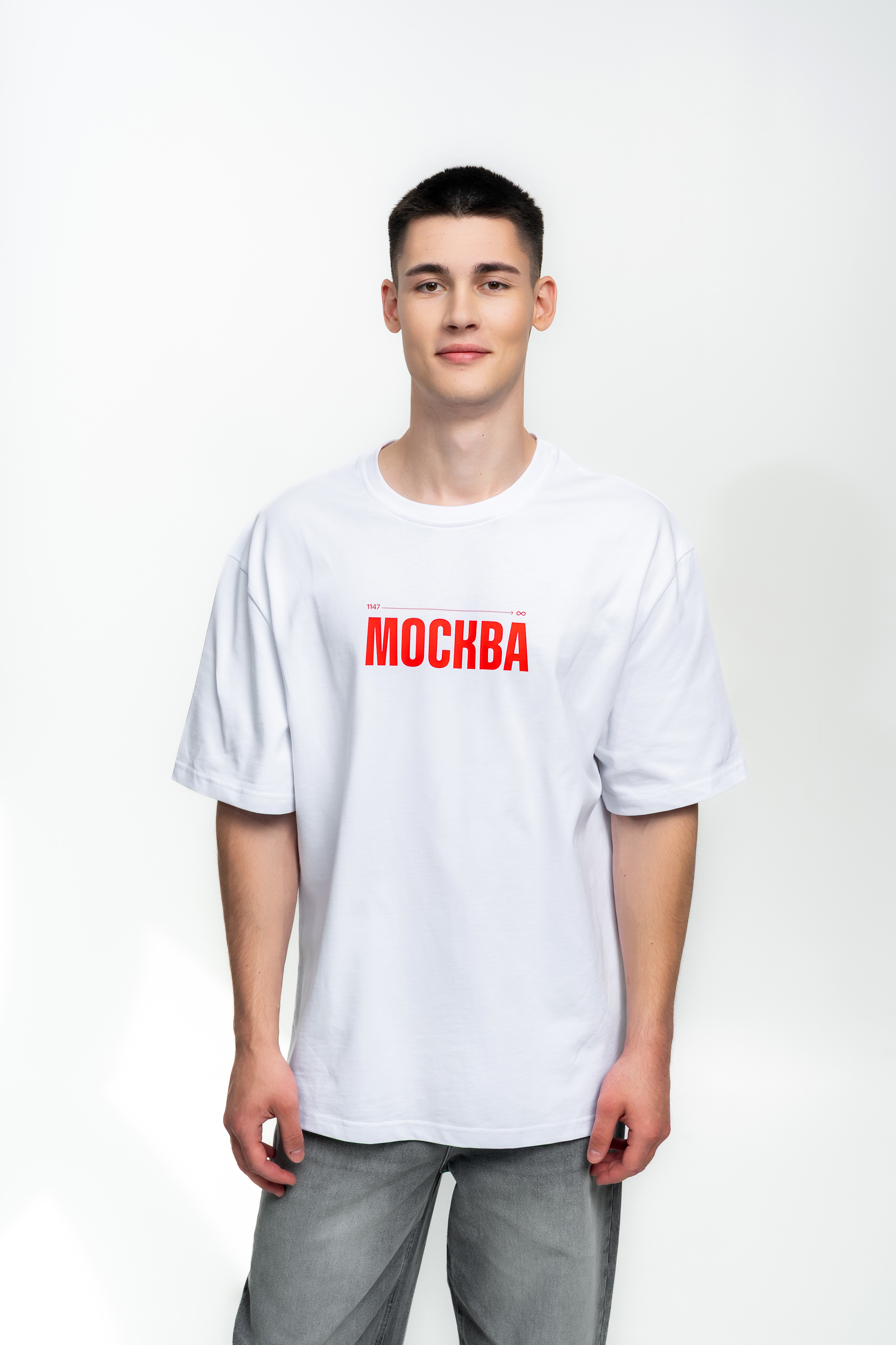 Белая футболка с красным логотипом - Изображение 4