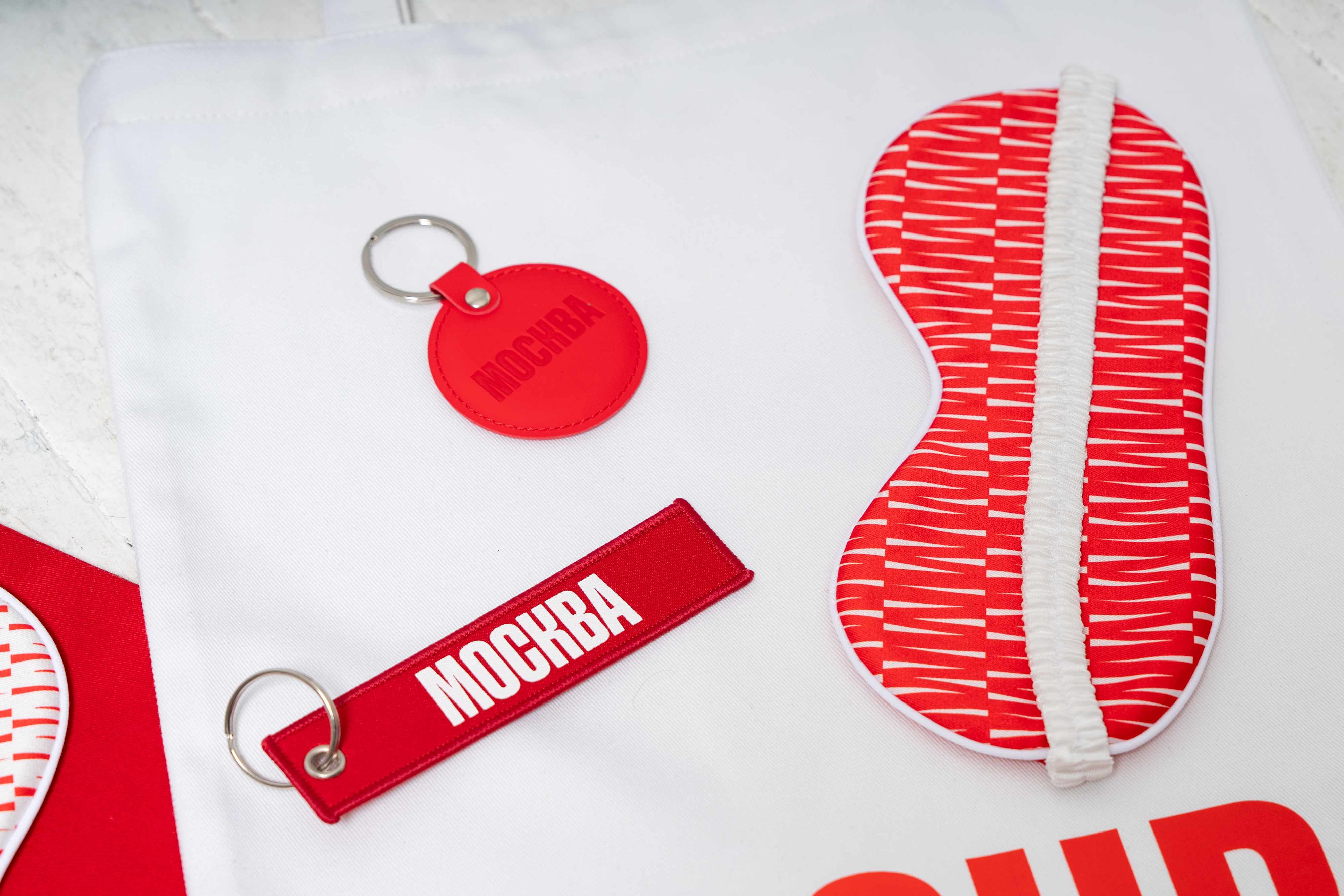 Маска для сна красная