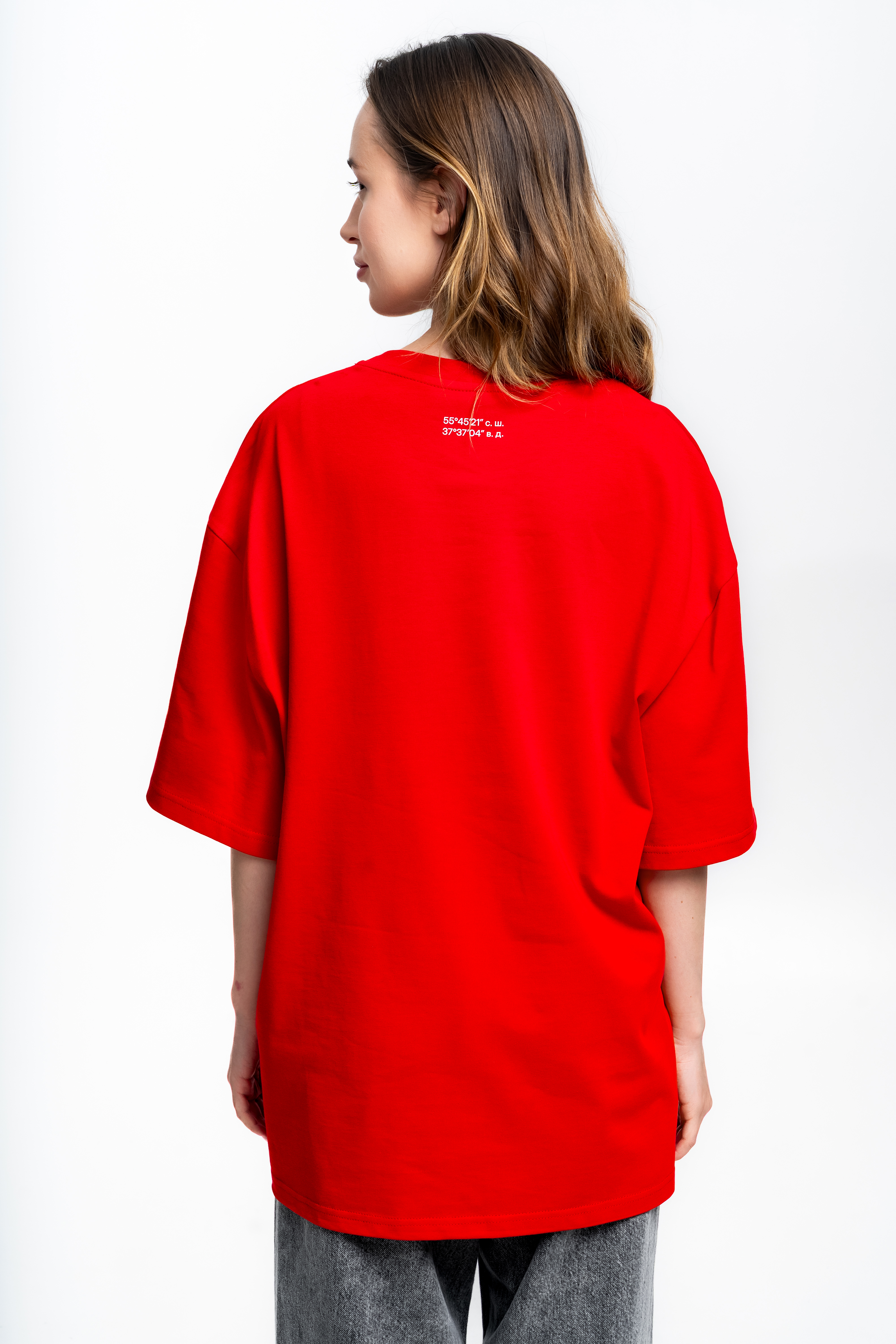 Красная футболка с объемным логотипом - Изображение 4
