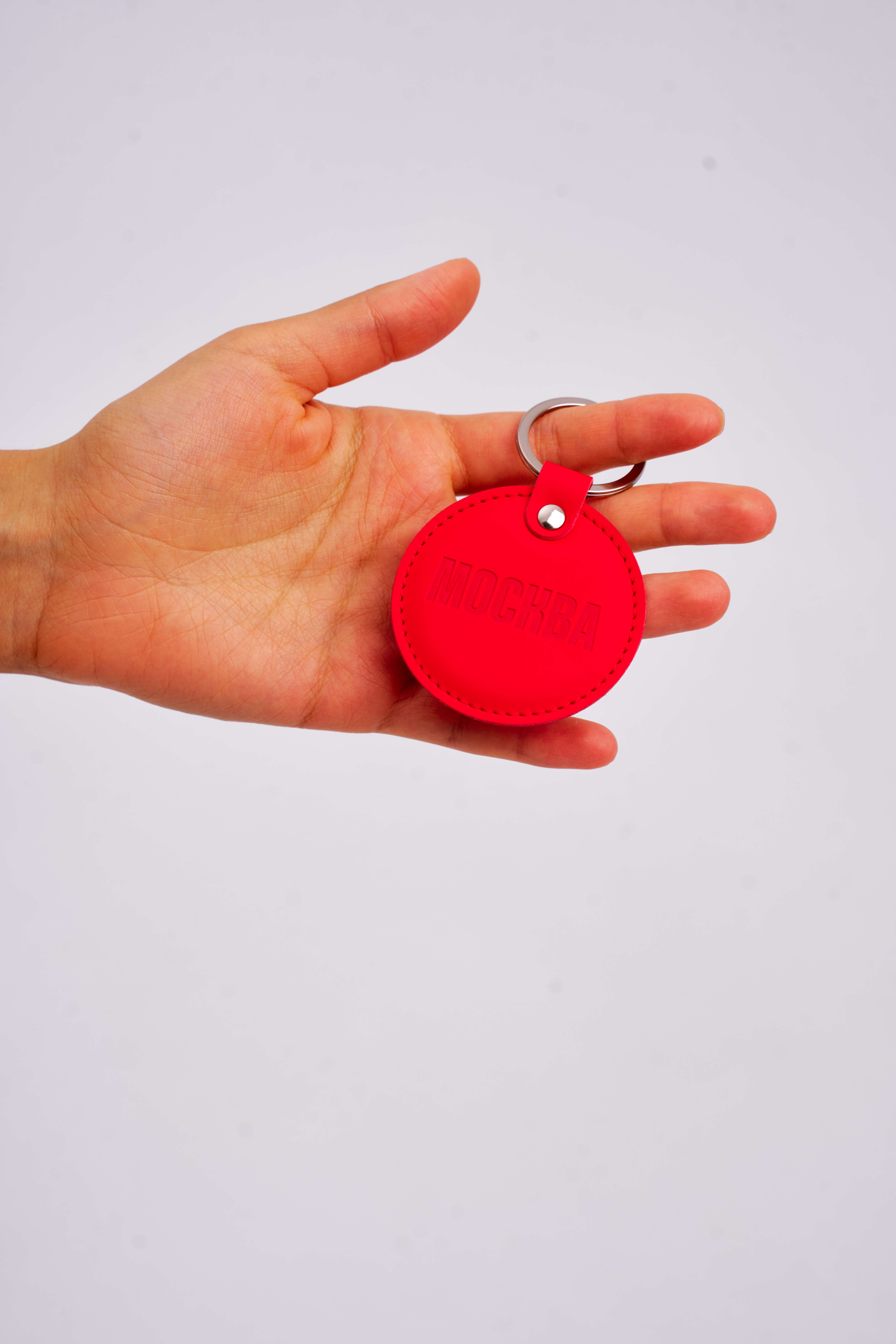 Брелок красный с логотипом круглый