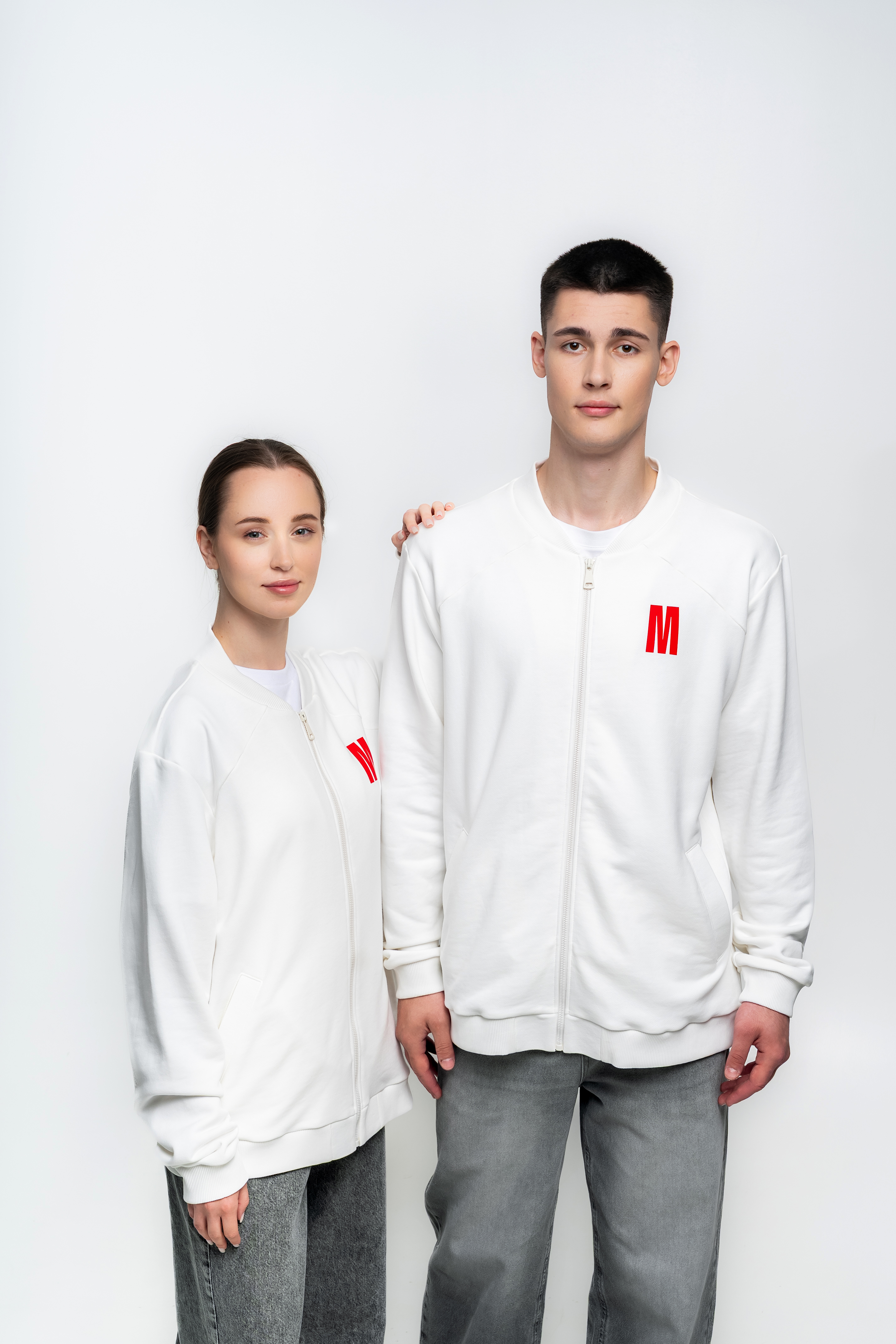 Белая толстовка на молнии без капюшона - Изображение 14