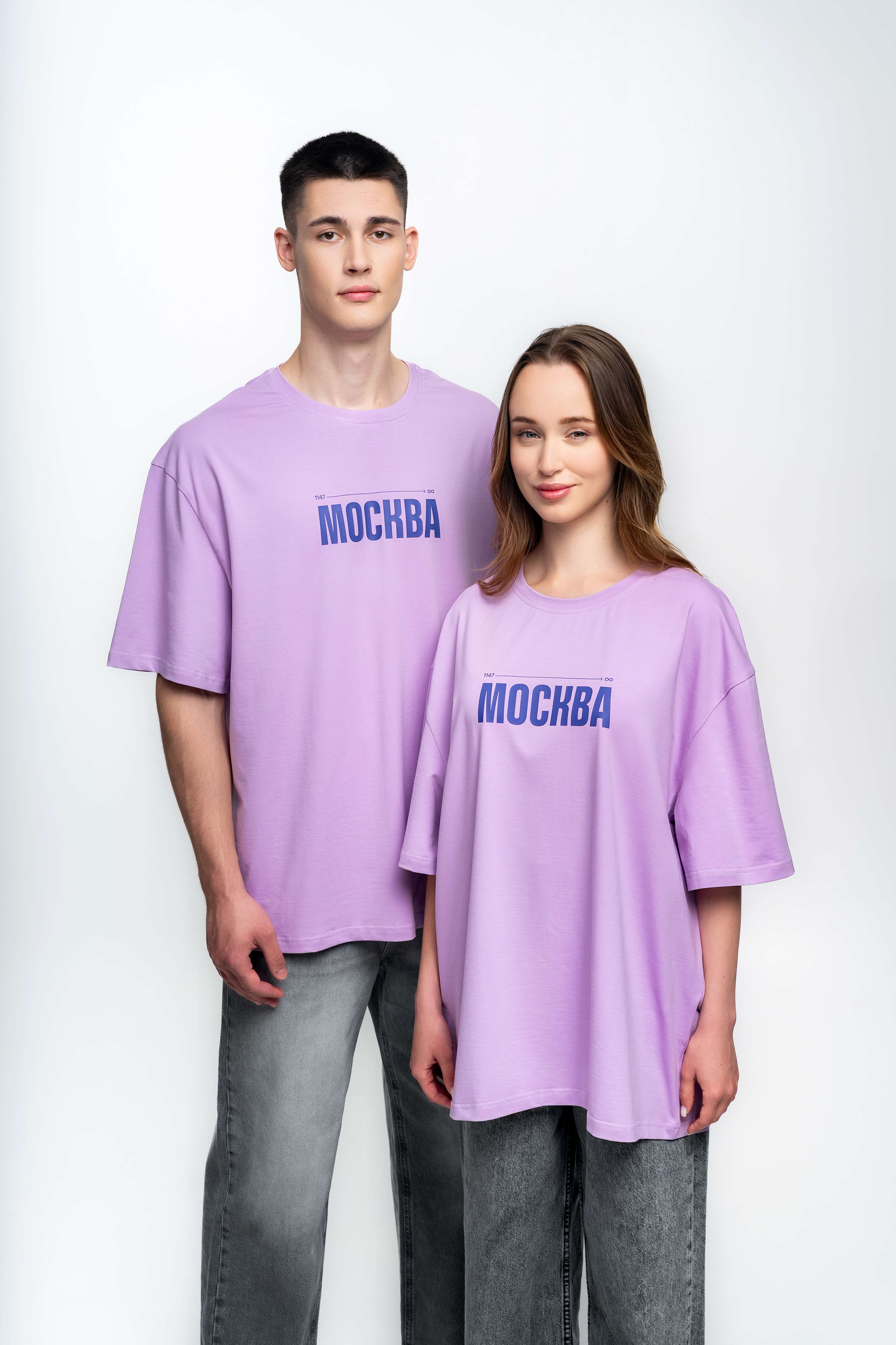 Сиреневая футболка с фиолетовым логотипом