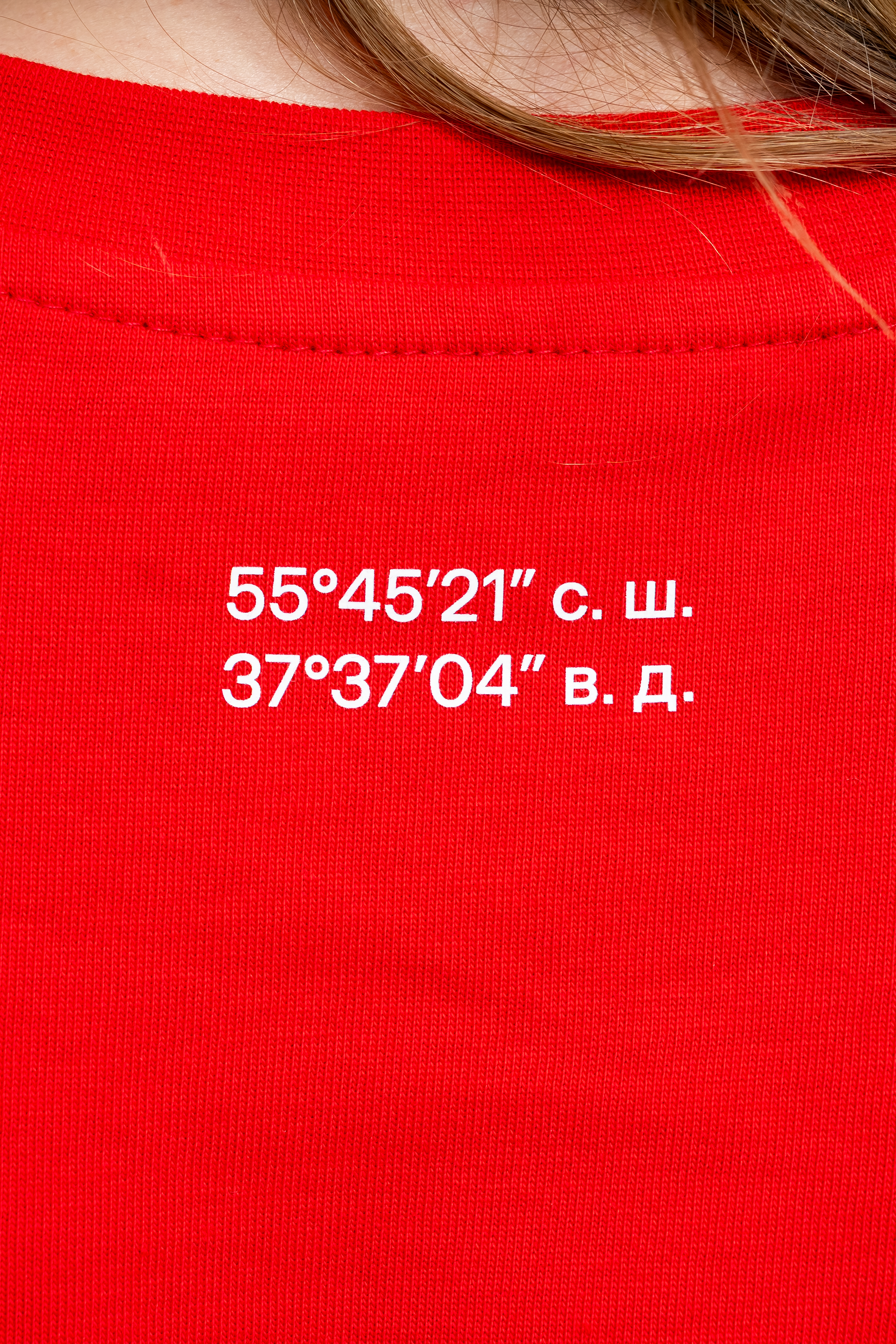 Красная футболка с объемным логотипом - Изображение 5