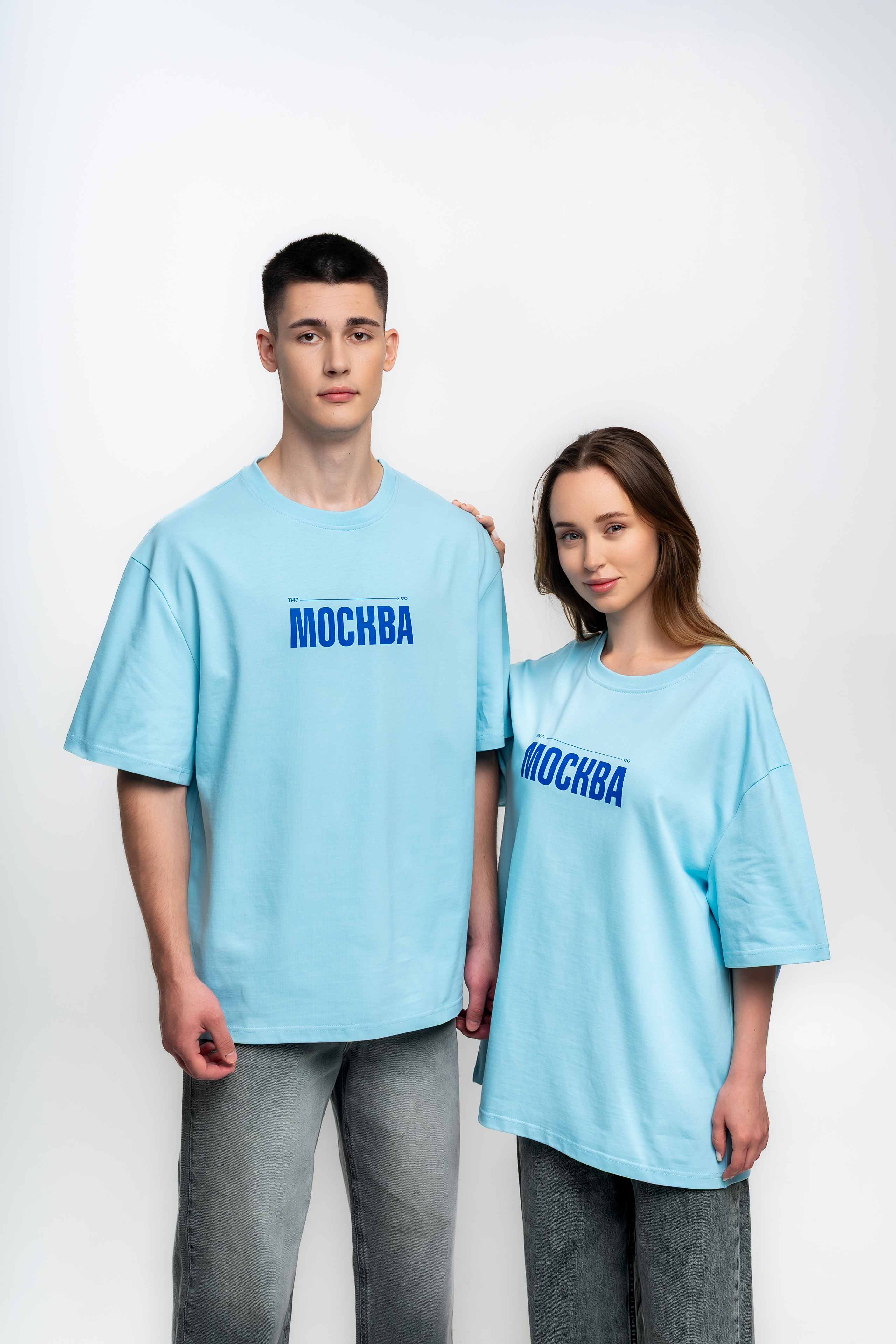 Голубая футболка с синим логотипом