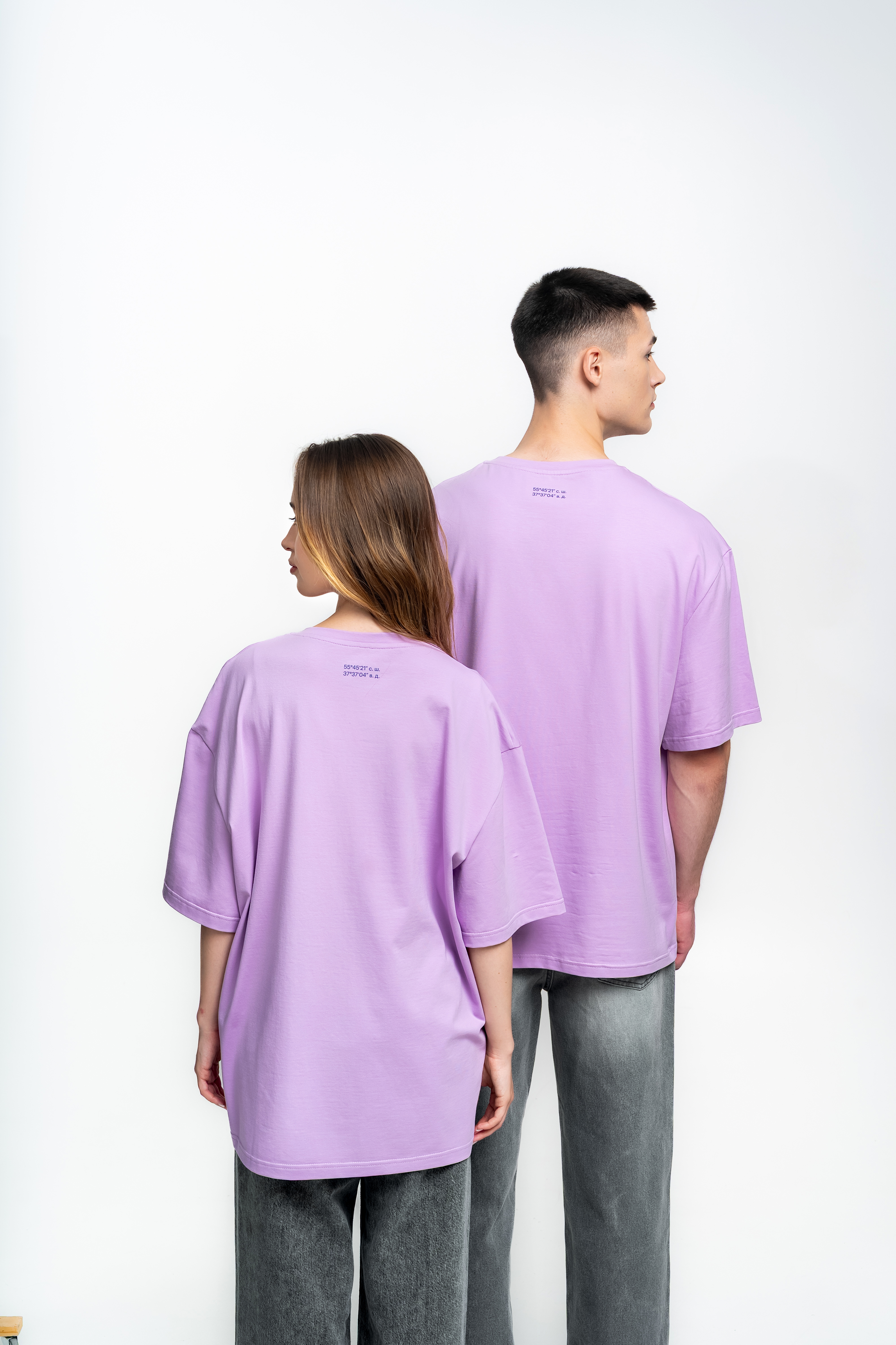 Сиреневая футболка с объемным логотипом