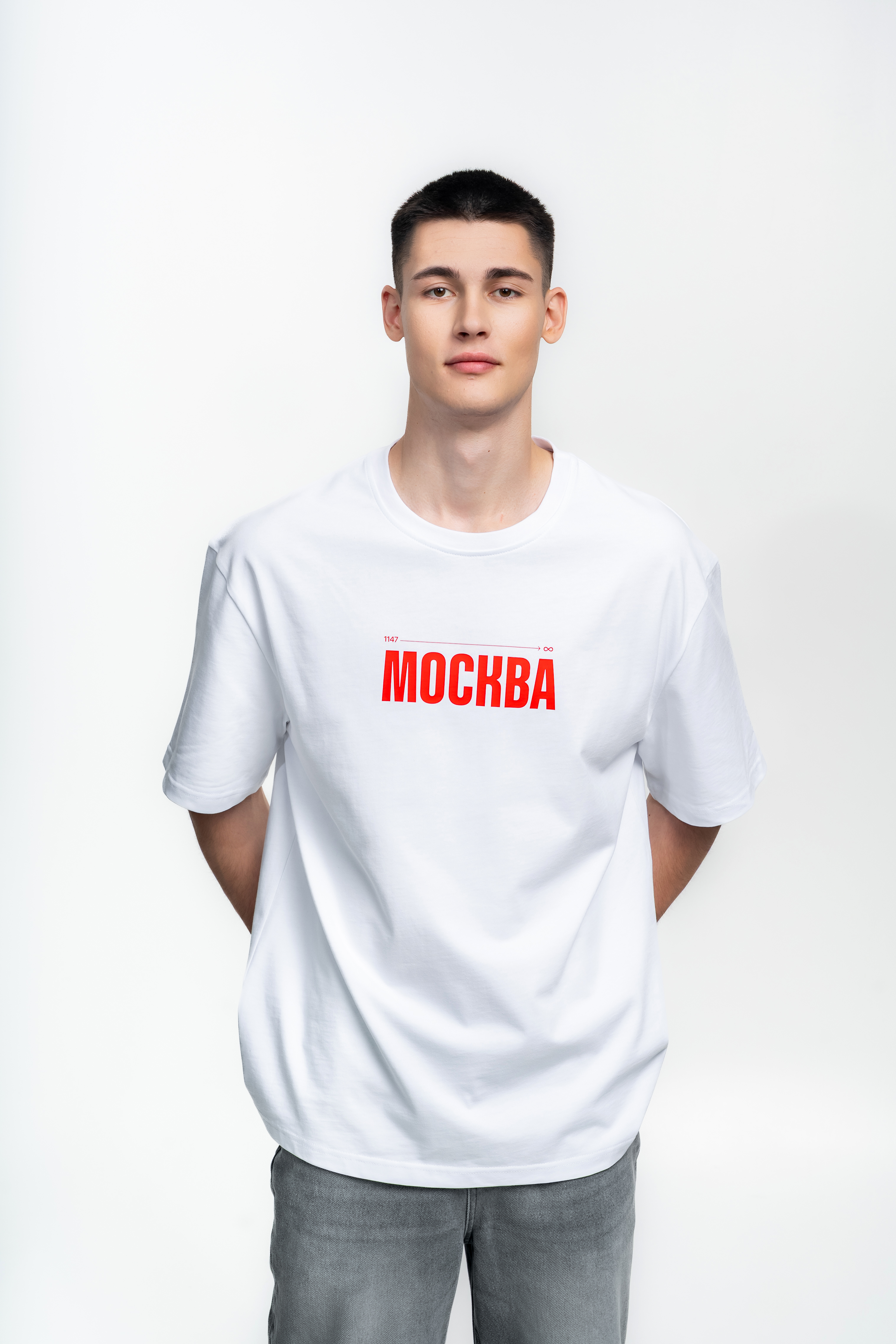 Белая футболка с красным логотипом - Изображение 2