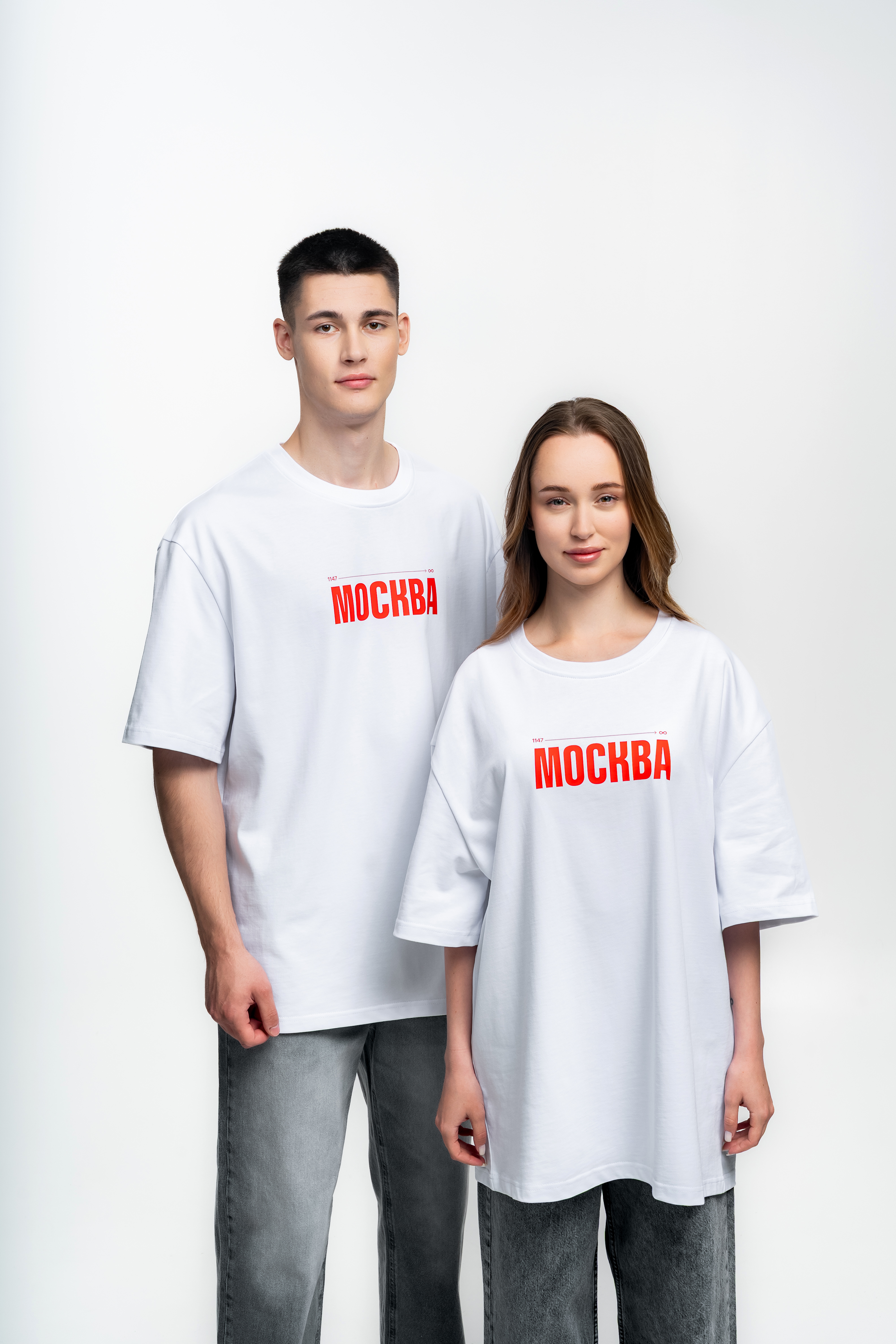 Белая футболка с красным логотипом