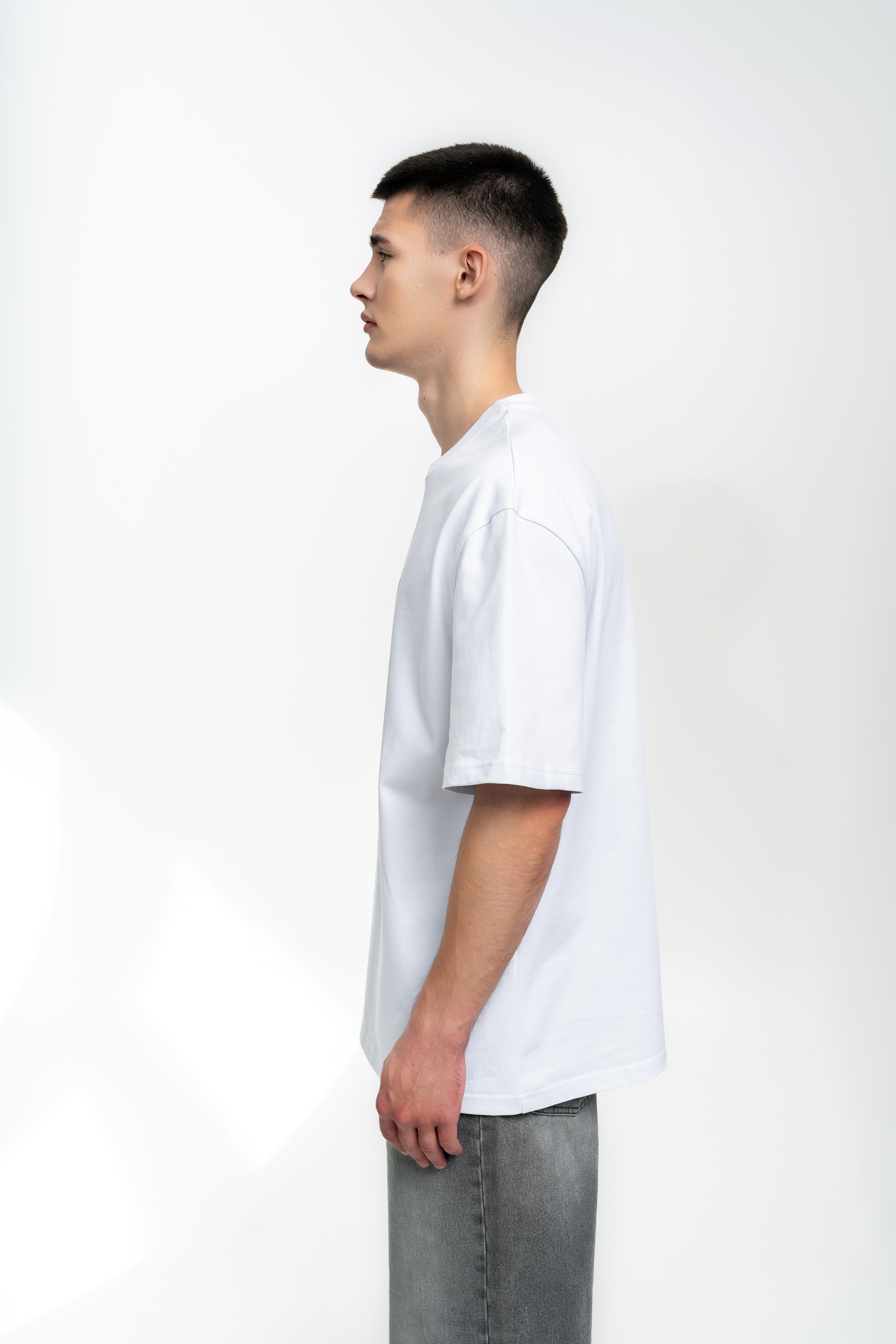 Белая футболка с красным логотипом - Изображение 6