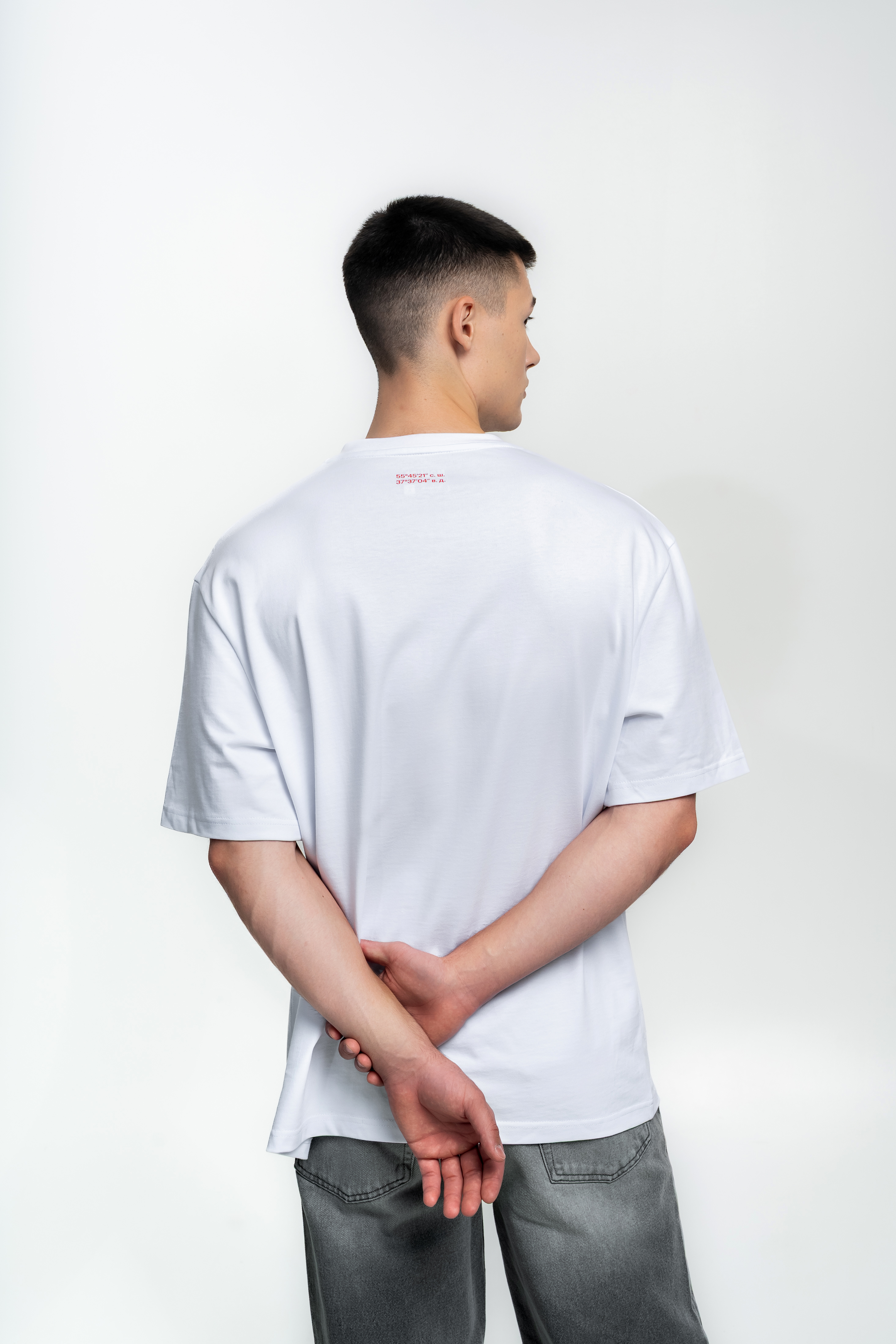 Белая футболка с красным логотипом - Изображение 8