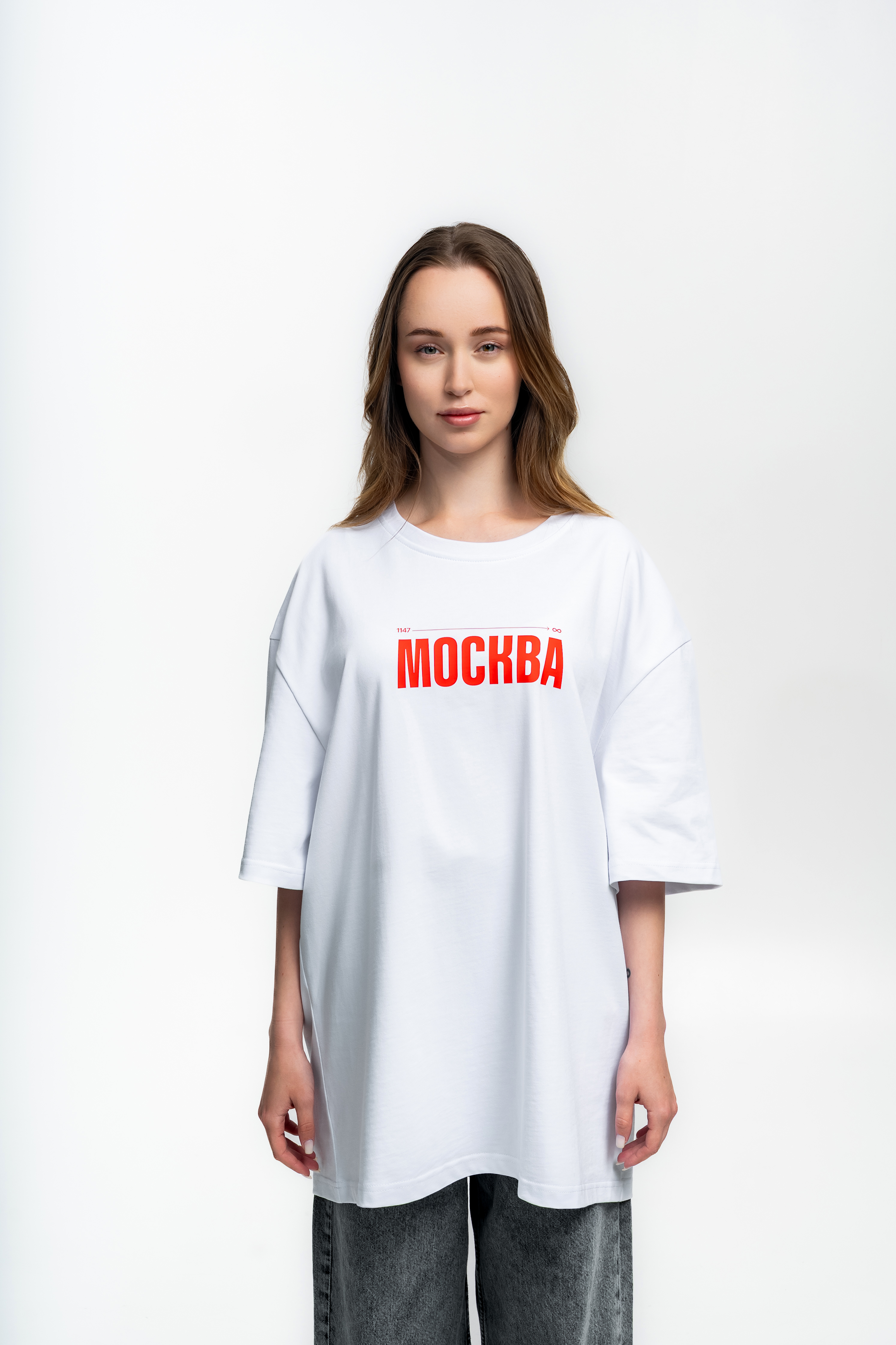 Белая футболка с красным логотипом - Изображение 10