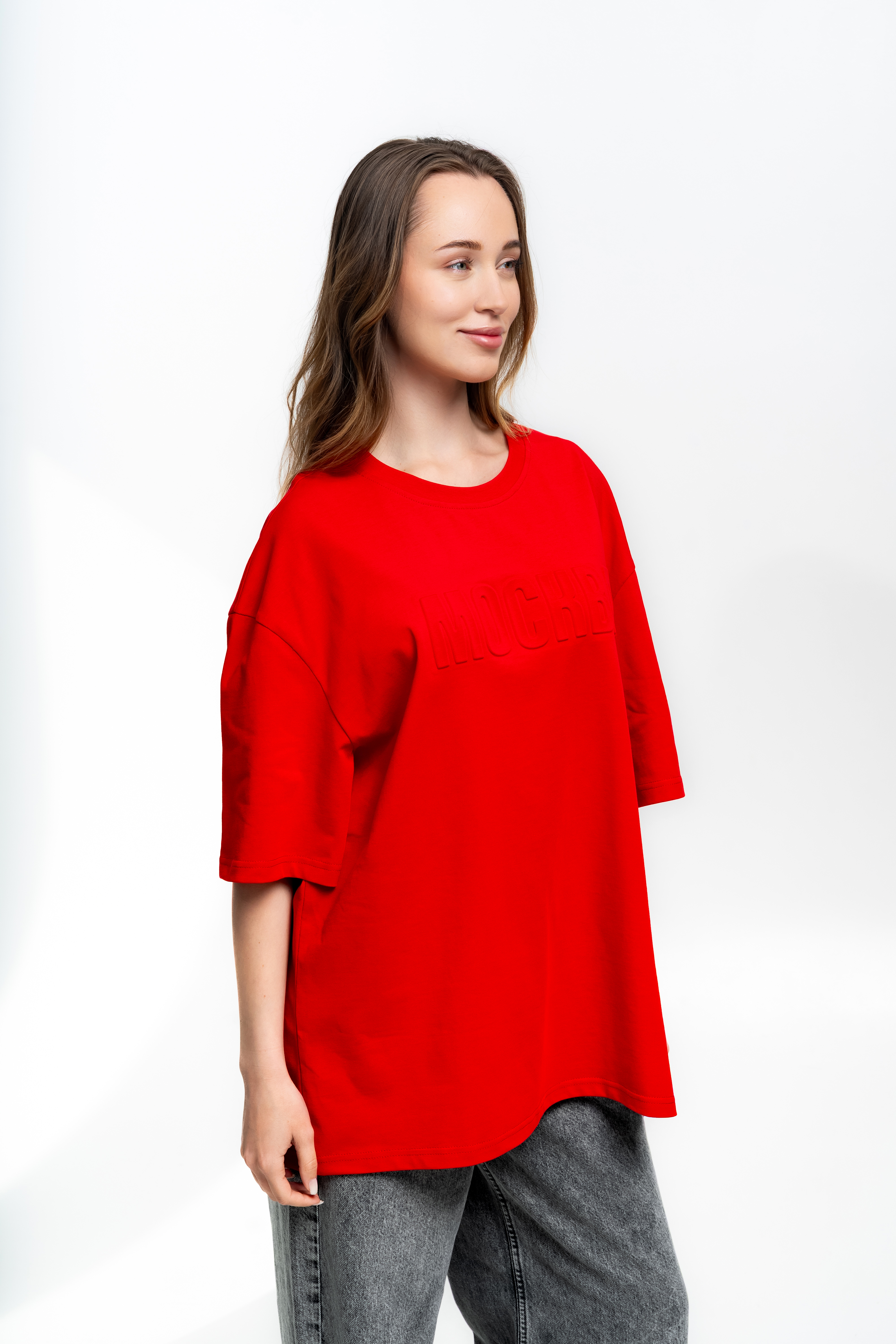 Красная футболка с объемным логотипом - Изображение 3