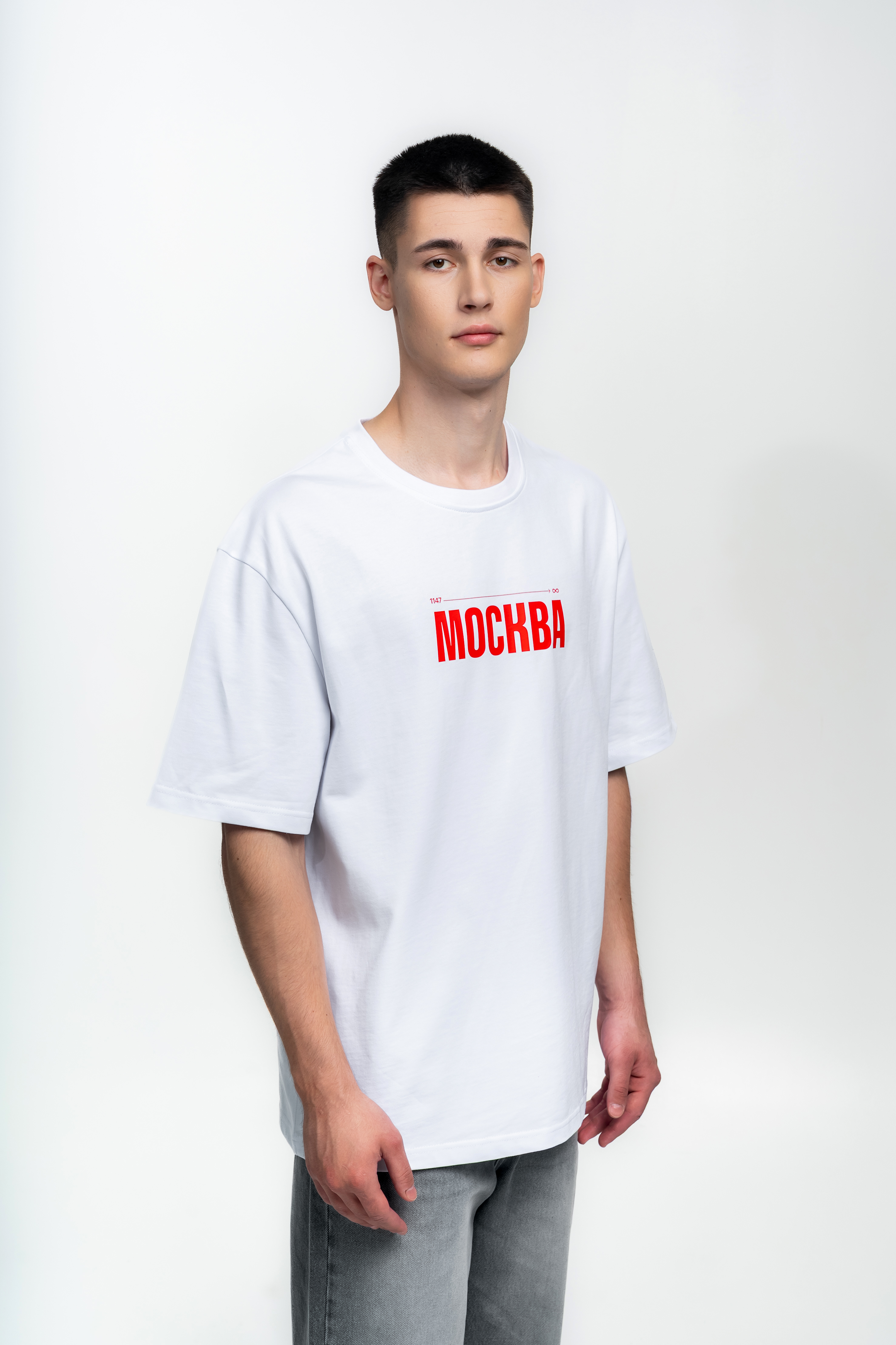 Белая футболка с красным логотипом - Изображение 9